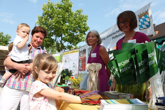 Was könnte das wohl sein? Lebensmittel mit dem Tastsinn erkunden war für Bürger jeden Alters nicht immer einfach.