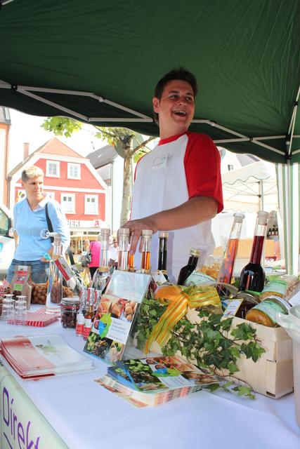 Josef Neumeierist Direktvermarkter für Haselnussprodukte