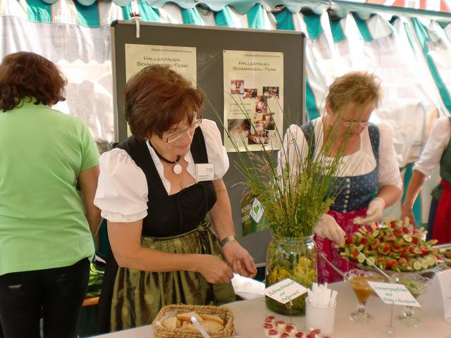 Veronika Reil mit ihrem Hallertauer Schmankerlteam