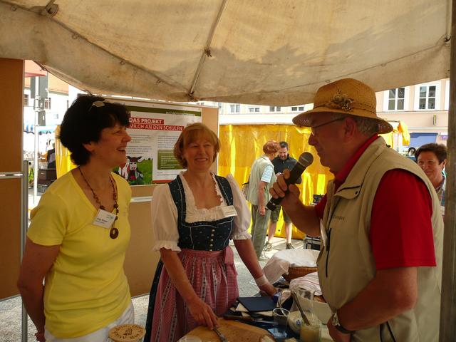 Milchbotschafterin Helga Kirmayr und Josefine Dietrich