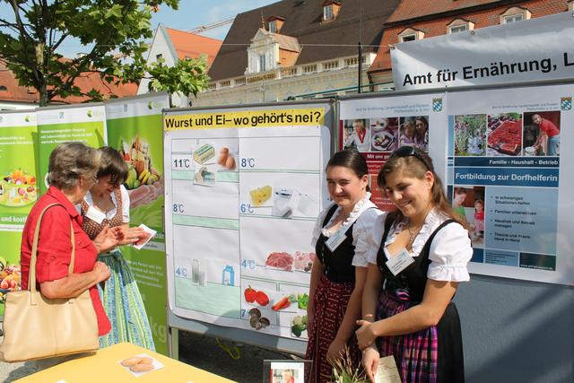 Die studierenden Dorfhelferinnen zeigten, wie man seinen Kühlschrank sinnvoll einräumt.