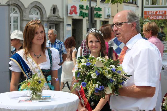 Leitender Landwirtschaftsdirektor Josef Konrad bedankt sich bei der Spargel- und der Kartoffelkönigin.