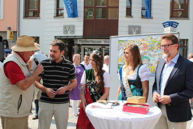 1. Bürgermeister Thomas Herker und Landrat Martin Wolf mit Moderator Klaus Benz und Königinnen.