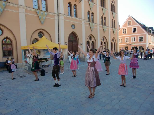 Die Veranstaltungsreihe „Sommer in der Stadt“ geht in die Verlängerung. Am Samstag, 10.August wird es jeweils um 10 Uhr und um 11 Uhr einen Trachtenflashmob vor dem Rathausgeben. Schon im letzten Jahr veranstaltete die Wirtschafts- und Servicegesellschaft in Kooperation mit dem Wiesnstadl eine Trachten Modeschau.