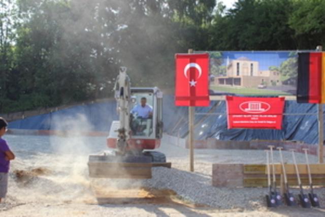 Ein Minibagger tätigt den ersten "Spatenstich"