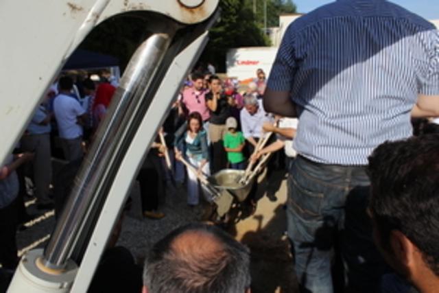 Wie die Fotos bezeugen, sind entgegen des Berichts im PK auch Frauen aktiv mit dabei