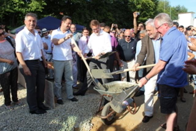 Beim Betonschaufeln packen viele mit an