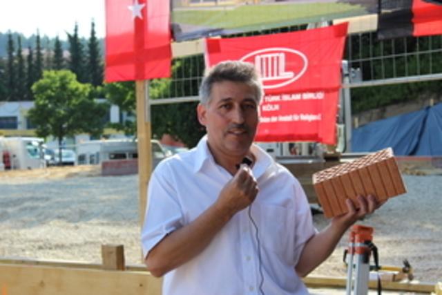 Dieser Stein war ein Symbol für den zukünftigen Bau und vor einem Jahr an Recep Bal übergeben worden