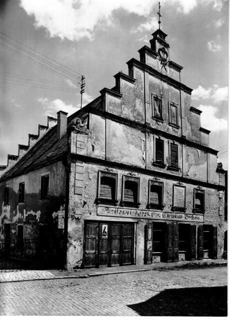 Das alte Heiliggeistspital an der heutigen Frauenstraße diente als erstes Gebäude der Stadt der Unterbringung und Versorgung älterer Menschen (1958).