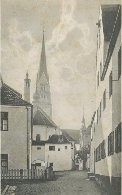 An der Grabengasse befand sich in einem Teil des ursprünglichen Franziskanerklosters der erste Kindergarten Pfaffenhofens (um 1925).