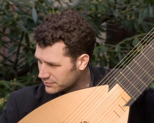 Julian Behr an der Theorbe