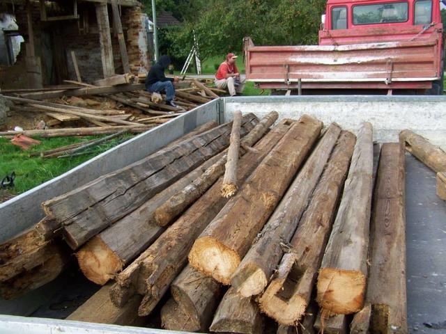InterKulturGarten Pfaffenhofen an der Ilm: Materialbeschaffung in Schabenberg: Abbruchholz für die Terrassierung der ersten Parzellenfläche