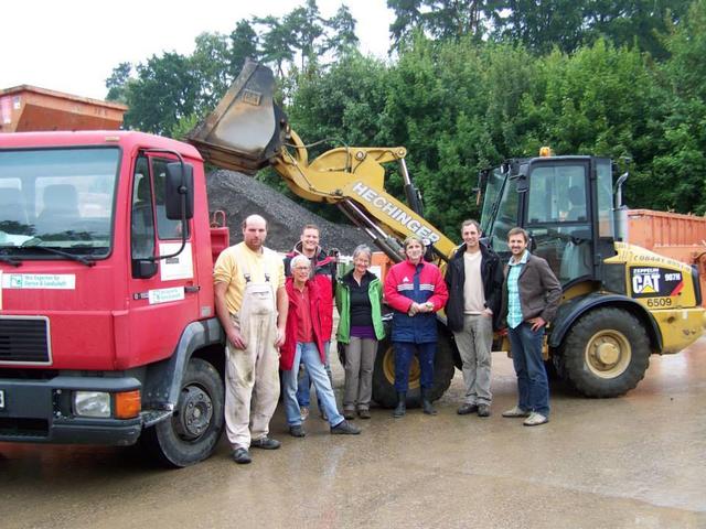 13.09.2013: InterKulturGarten Pfaffenhofen an der Ilm: Material- und Glückstag: Die Firmengruppe Hechinger spendet uns großzügig für Wegebau und Terrassierung der ersten Parzellenfläche Recycling-Asphaltbruch und Steine aus seiner Deponie. V.r.n.l.: Geschäftsführer Andreas Kufer, Maximilian Hechinger und Mitglieder der Gestaltungsgemeinschaft InterKulturGarten Manfred"Mensch"Mayer, Brigitte Beckenbauer, Nikolaus Buhn, Anna-Elisabeth Mayr, Günter Merkl.