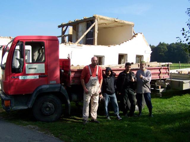InterKulturGarten Pfaffenhofen an der Ilm: Materialbeschaffung in Schabenberg: Abbruchobjekt mit v.l.n.r.: Günter Merkl, Farhad Sherzei, Ashad Ali und Manfred Mensch Mayer.