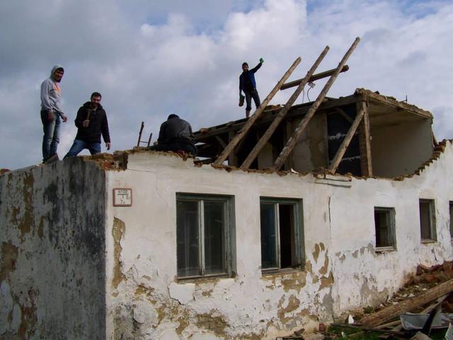 InterKulturGarten Pfaffenhofen an der Ilm: Materialbeschaffung in Schabenberg: Mitglieder der Gestaltungsgemeinschaft InterKulturGarten beim Objektabbruch.