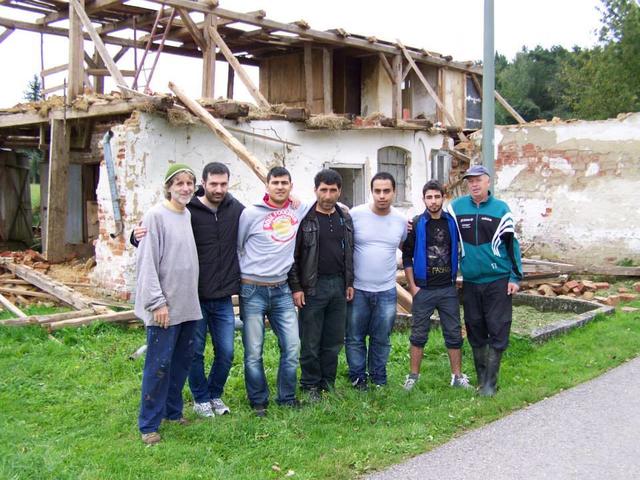 InterKulturGarten Pfaffenhofen an der Ilm: Materialbeschaffung in Schabenberg: Von rechts vor dem Abbruchobjekt: Hausherr Fritz Mayr und Mitglieder der Gestaltungsgemeinschaft InterKulturGarten: Die syrischen Asylbewerber Tarek, Ali, Ashad, Mustafa, Ara und Manfred Mensch Mayer