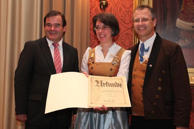 Verleihung des Kulturförderpreises 2013 (von links): 2. Bürgermeister Albert Gürtner, Vorsitzende Kornelia Walter, Dirigent Manfred Leopold.