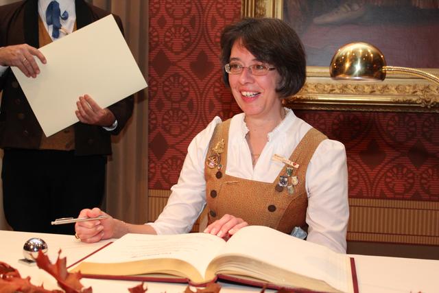 Kornelia Walter trug sich ins Goldene Buch der Stadt Pfaffenhofen ein.
