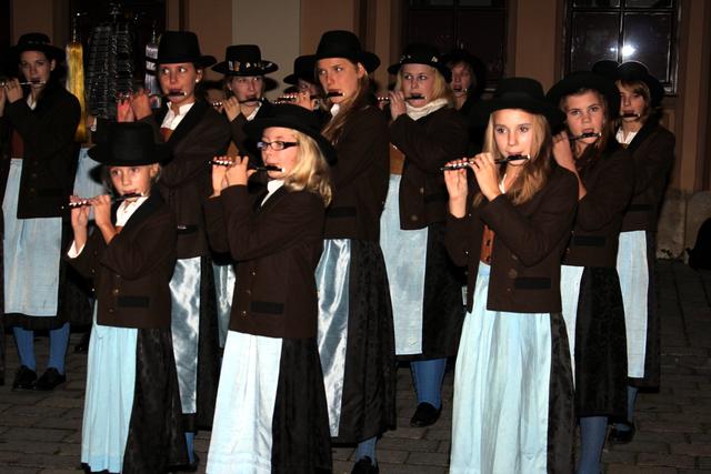 Vor dem Festabend gab die Stadtkapelle ein Standkonzert vor dem Rathaus.