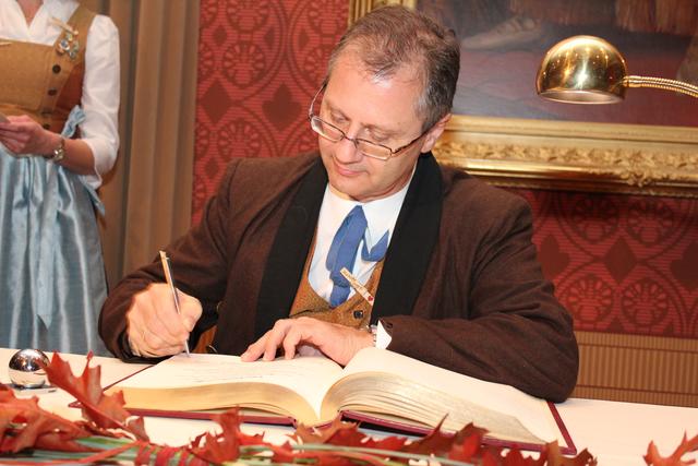 manfred Leopold trug sich ins Goldene Buch der Stadt Pfaffenhofen ein.