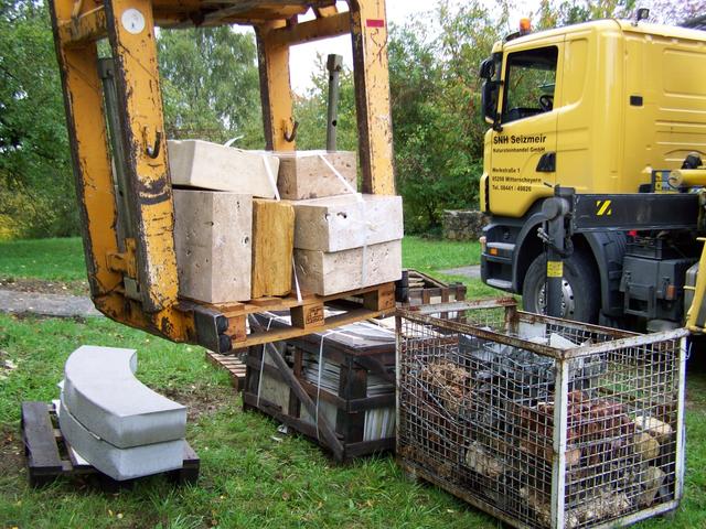 16.10.2013: InterKulturGarten Pfaffenhofen an der Ilm: Materialspende und Anlieferung von SNH Seizmeier Natursteinhandel: Die Gestaltungsgemeinschaft dankt recht herzlich!