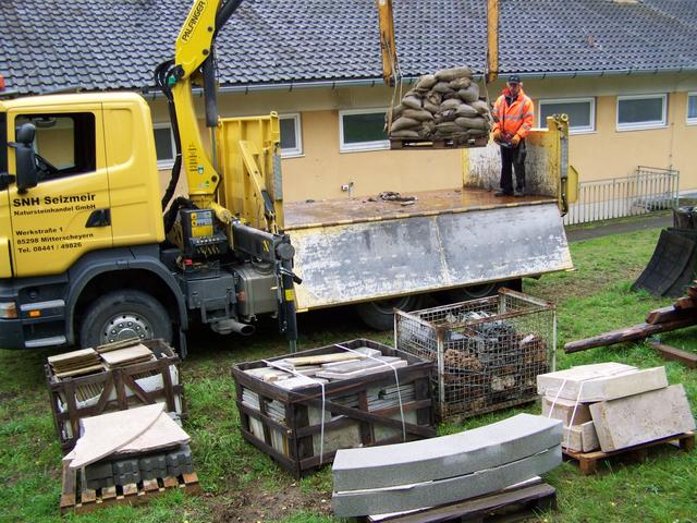 16.10.2013: InterKulturGarten Pfaffenhofen an der Ilm: Materialspende und Anlieferung von SNH Seizmeier Natursteinhandel: Die Gestaltungsgemeinschaft dankt recht herzlich!