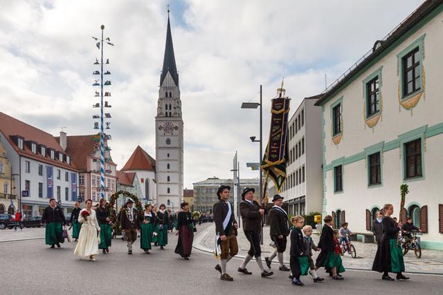 Mit einem Festzug zog man von der Stadtpfarrkirche über den Hauptplatz zum Stockerstadl.
