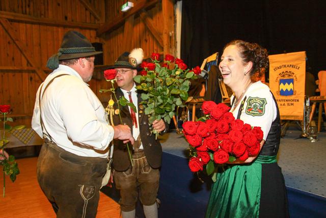 und überreichten rote Rosen und einen Essensgutschein.