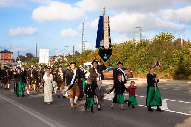 Dank der Absperrung der Feuerwehr Pfaffenhofen konnte man ein kurzes Stück auf der B13 marschieren und zum Stockerstadl einziehen.