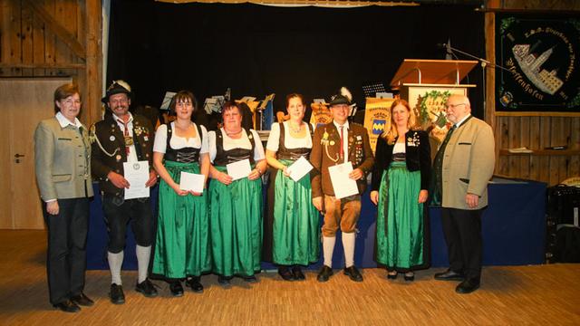 Mit Auszeichnungen wurden verdiente Mitglieder, der Festauschuss und weitere Helfer geehrt.