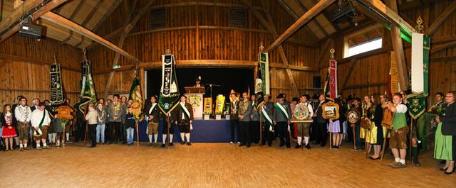 Dort wurde das weitere Fest mit dem Einzug der Fahnen und Schützenkönige der anwesenden Vereine eröffnet.