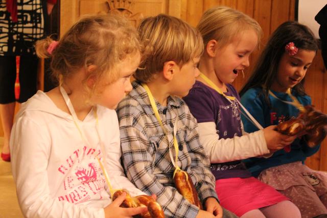 Über eine Brezel in Form eines Violinschlüssels freuten sich die Sängerinnen und Sänger des Kinderchors.