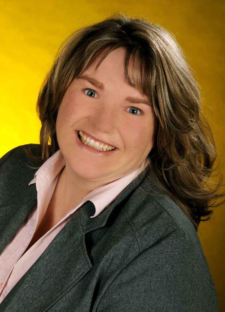 Susan Deckner 
•	Nach dem Abitur: ein Jahr Weltreise
•	Fremdsprachenkorrespondentin im Film- und Fernsehbereich
•	Seit 2005 Event Managerin
•	Seit 10 Jahren nebenberuflich Gästeführerin (Deutsch und Englisch)
Susan Deckner hat schon viel gesehen von der Welt. Die gebürtige Schweizerin mit den Muttersprachen deutsch und englisch reiste nach ihrem Abitur für ein Jahr rund um den Globus. Bevor sie dann vor acht Jahren der Liebe wegen in ein kleines Dorf in der Hallertau zog.