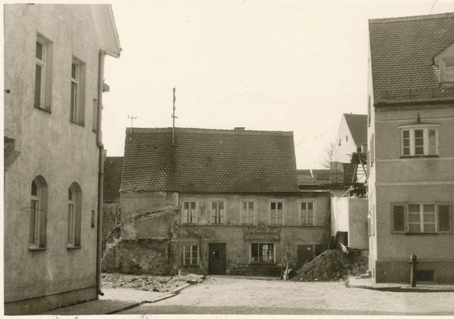 Bis zu seinem Abbruch im Jahr 1968 "unterbrach" das Siebmacher Hauber-Haus die Frauenstraße. Nur wenige Meter dahinter verlief die alte Stadtmauer Richtung Münchenerstraße (um 1965).