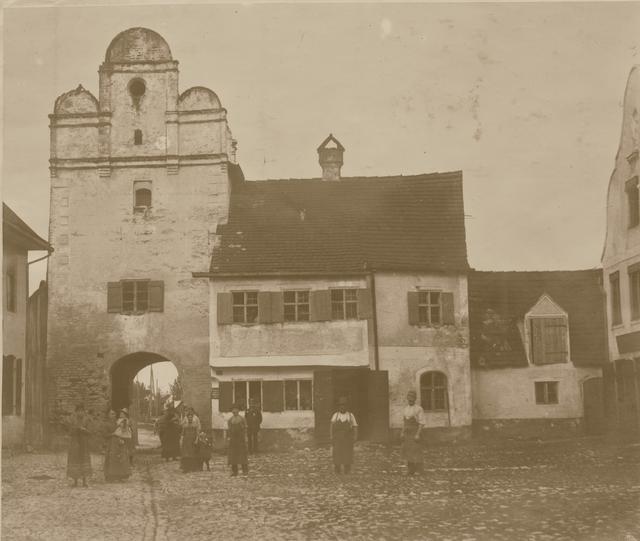 Rechts (östlich) vom Türltor sind in die Stadtmauer eingebaute Wohnhäuser zu erkennen (um 1890).