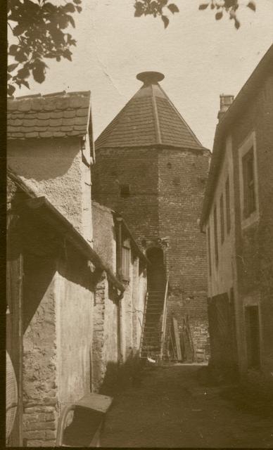 Blick auf den Hungerturm mit der auf ihn zulaufenden Stadtmauer. Der am Treppenaufgang zu erkennende Zugang in den Turm existiert heute noch (um 1890).