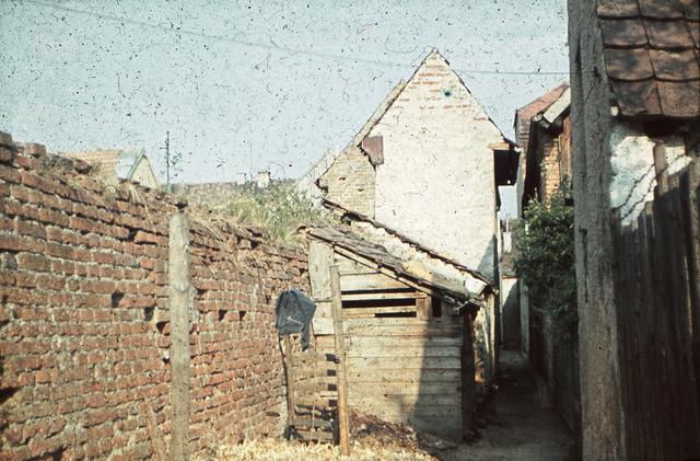 Blick in die Grabengasse Richtung Norden mit einem Teil der historischen Stadtmauer (um 1950)