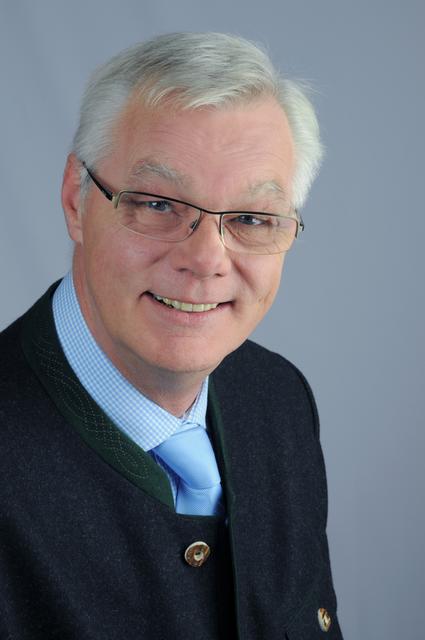 Johann Buska 
•	Geboren in Reichertshausen
•	Bis 1980 Wohnsitz in München
•	1980: Umzug nach Pfaffenhofen
•	Seit 1999 Stadtrat von Pfaffenhofen
•	Dipl. Verwaltungswirt (FH)
•	Seit 2012 Pensionär
Pfaffenhofen ist seine Wahlheimat und gerade deshalb fühlt sich Johann Buska der Stadt so verbunden. Als es seine Eltern nach dem Krieg nach Pfaffenhofen verschlug, wurde die Stadt für die ganze Familie zur zweiten Heimat.