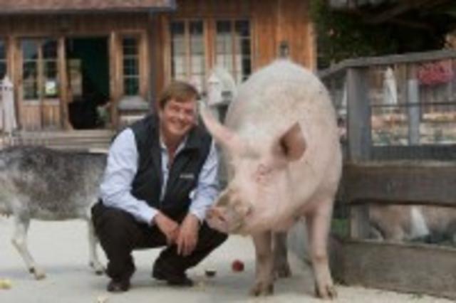 Aiderbichl-Gründer Michael Aufhauser und Schwein Rosi (Foto ©: Gut Aiderbichl)
