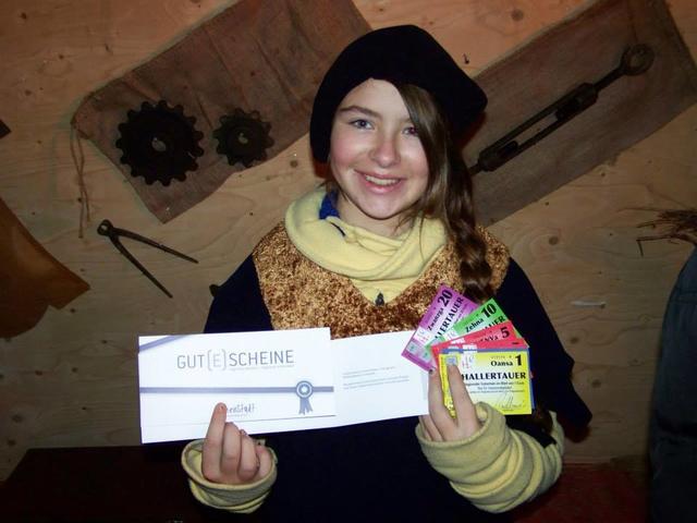 29.11.2013: Pfaffenhofen an der Ilm: Christkindlmarkt: Weihnachts-Wichtel mit REGIOnalgeld HALLERTAUER als GUT(e)SCHEINE, die als Spende an die Hilfsorganisation "Familie in Not" gehen.