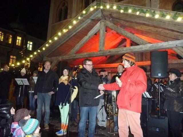 29.11.2013: Pfaffenhofen an der Ilm: Christkindlmarkt:  Präsident Lebendige Innenstadt Fabian Stahl und für die REGIOnalgeldinitiative Manfred Mensch Mayer besiegeln die bemerkenswerte Kooperation per Handschlag.