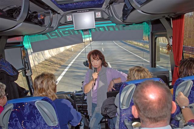 Manuela Braunmüller vom Tierschutzverein Pfaffenhofen. Sie erklärt während der Anfahrt, was die Besucher im Gut Aiderbichl erwarten wird