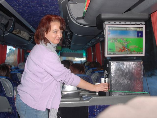 Manuela Braunmüller ist ehrenamtlich Vorsitzende des Tierschutzvereins Pfaffenhofen – und erweist sich während der Fahrt als tüchtige Servicekraft