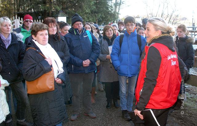 Aiderbichl-Mitarbeiterin Manuela führte die Besucher aus Pfaffenhofen durchs Gut