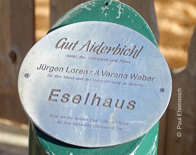 "Dank an die beiden Esel Lilly und Noldi für ihre liebevolle Einflussnahme beim Bau des Eselhauses"