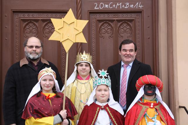 Heinz Böhm begleitete die Sternsinger Sarah Garstecki, Heinz Böhm, Maximilian Garstecki und Kilian Böhm (v.l.), die vom 2. Bürgermeister Albert Gürtner (r.) im Rathaus begrüßt wurden.