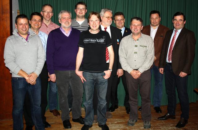 Die neue Vorstandschaft der Freiwilligen Feuerwehr Uttenhofen-Affalterbach-Gundamsried-Walkersbach mit Ehrengästen (von links nach rechts): 2. Kommandant Christoph Kaindl, 1. Kommandant Martin Braun, Kassier Michael Obermaier, 1. Vorstand Stefan Stolz, Jugendwart Christoph Steins, Schriftführer Thomas Dietrich, Ehrenvorstand Willi Geiger, Kreisbrandinspektor Franz Schwarzer, 2. Vorstand Josef Mayer, Kreisbrandmeister Roland Seemüller und 2. Bürgermeister Albert Gürtner.