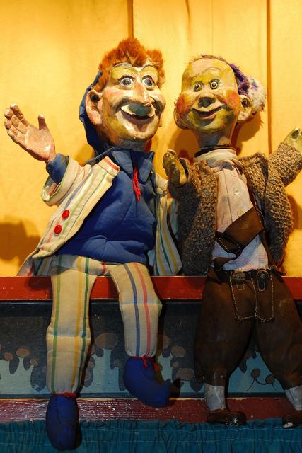 Über den Auftritt des bekannten Münchener Kasperltheaters „Dr. Döblinger“  wird ebenfalls informiert.