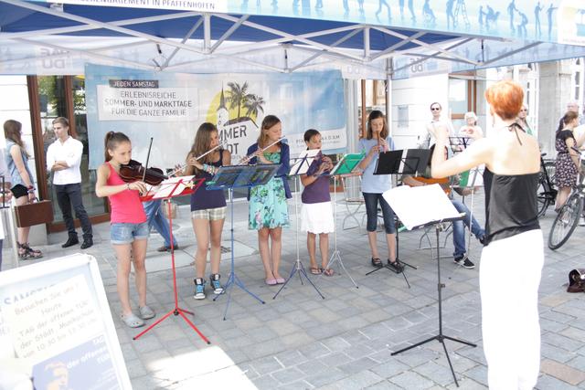 Auch die Städtische Musikschule Pfaffenhofen trug 2013 zum abwechslungsreichen Programm der Veranstaltungsreihe „Sommer in der Stadt“ bei. Die verschiedenen Musikschul-Ensembles begleiteten das rege Treiben auf dem Wochenmarkt. Auch dieses Jahr, werden die Musikschüler im Rahmen des „Tag der offenen Musikschule“ am 28. Juni auf dem Hauptplatz ihr Können präsentieren und anschließend in das Haus der Begegnung einladen.