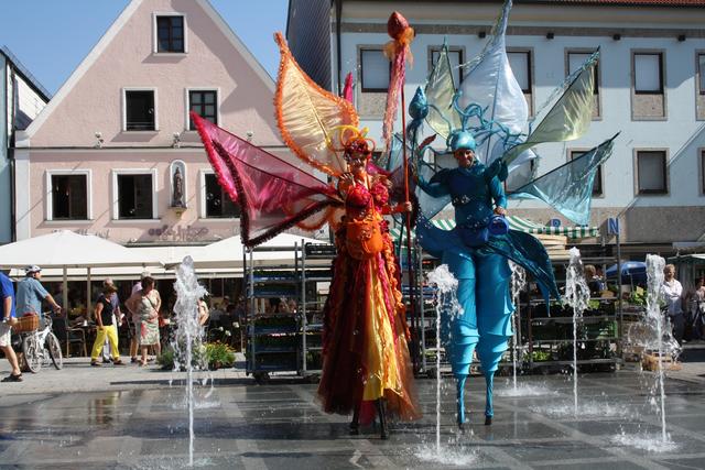 Das  Artisten Ehepaar des Rottaler Staatszirkus war Gestalt der Zauberwesen Fleurelle und Marinus im Rahmen von Sommer in der Stadt auf dem Wochenmarkt zu bewundern. Besonders freuen konnten sich die Kinder, denn die Zauberwesen hatten natürlich auch wieder ihre Seifenblasenmaschine dabei mit der sie riesen Seifenblasen in den Pfaffenhofener Himmel steigen liesen. 
Durch die fantasievolle Kostümauswahl und die Seifenblasen begeisterten die Künstler Jung und Alt.